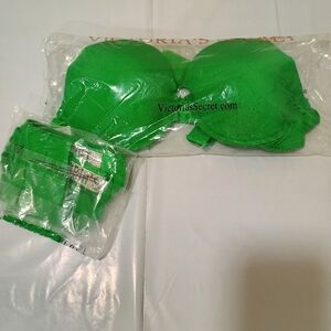 NWT Victoria's Secret Bold Green Push Up Bra And Panties Set